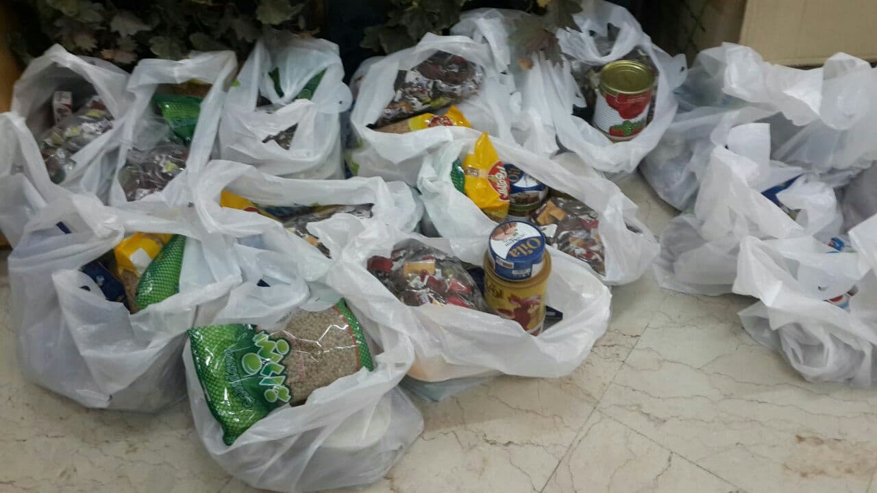 پخش ارزاق و پوشاک توسط کانون جوانان مهرآفرین