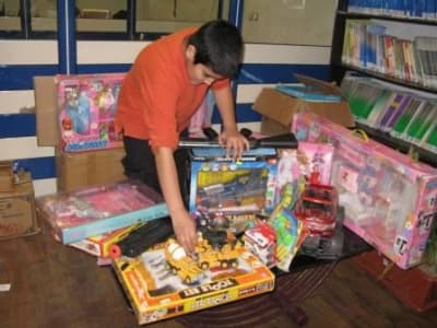 توزیع اسباب بازی بین کودکان مهرآفرین