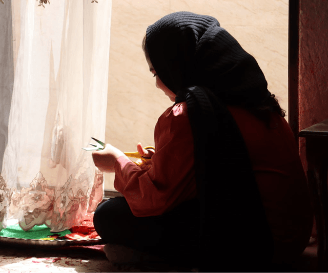 مادرش رفت… اما نورا می‌خواهد بماند و زندگی را بدوزد