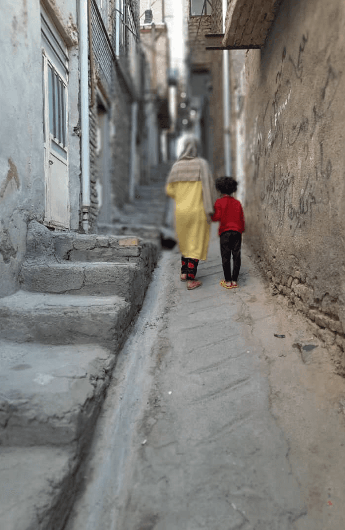 با دخترش از مرگ گریخت تا زنده بماند …حالا گرفتار یک اتاق خالی است