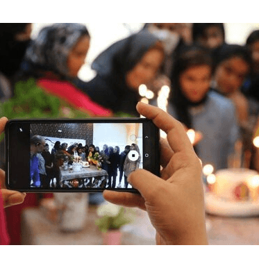 اینجا آغاز آینده است… نگذاریم جوانان این خانه ، از دنیای یادگیری دیجیتال جا بمانند.